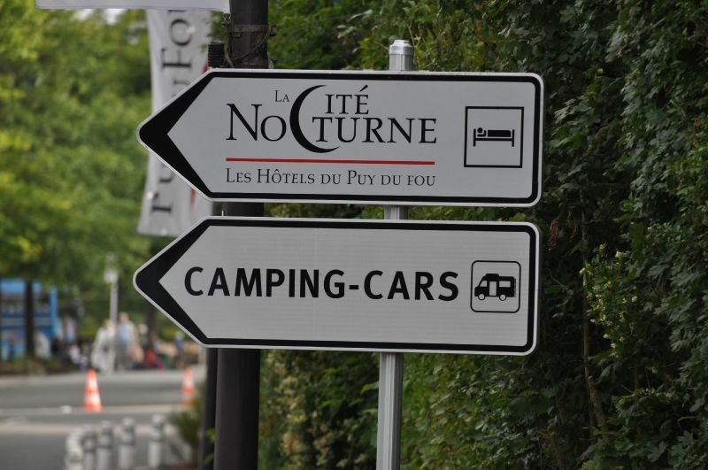 pancarte d'accueil de l'air camping car à côté de la cité nocturne du Puy du Fou