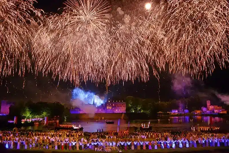 La Cinéscénie du Puy du Fou : feu d'artifice et scène nocturne