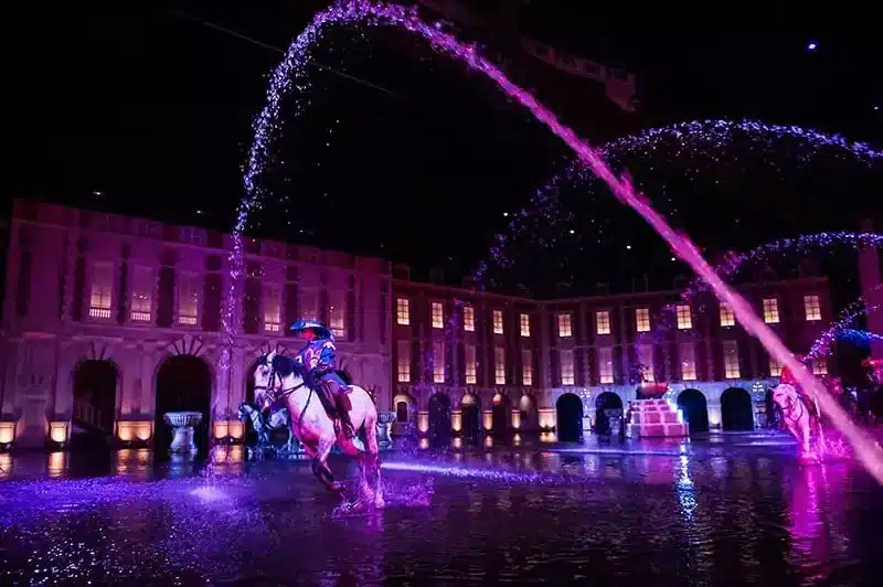 Cavalier sur le miroir d'eau du spectacle Mousquetaire de Richelieu au Puy du Fou