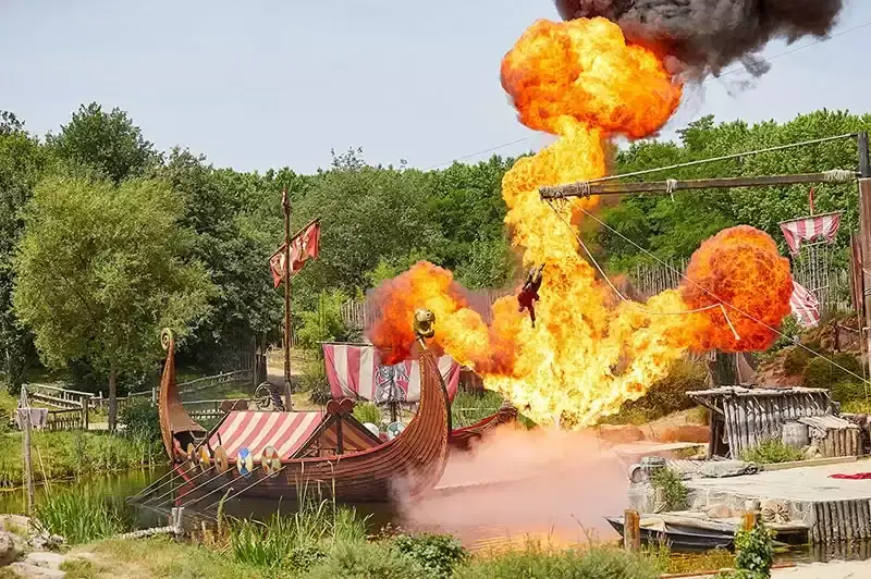 Spectacle Les Vikings au Puy du Fou : drakkar et explosion