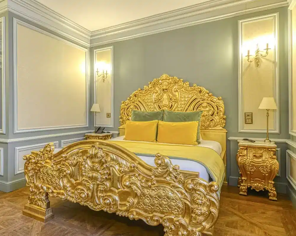 Lit double à tête de lit dorée dans une chambre du Grand Siècle