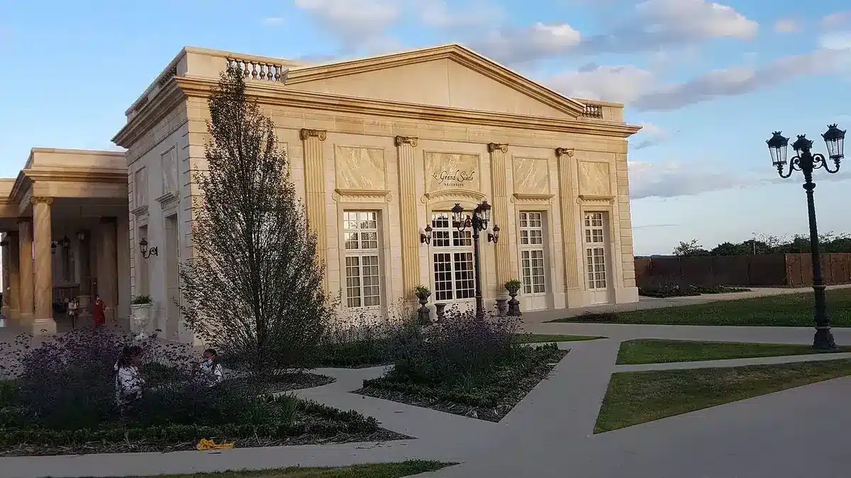 Façade de la réception et allées du Grand Siècle au Puy du Fou