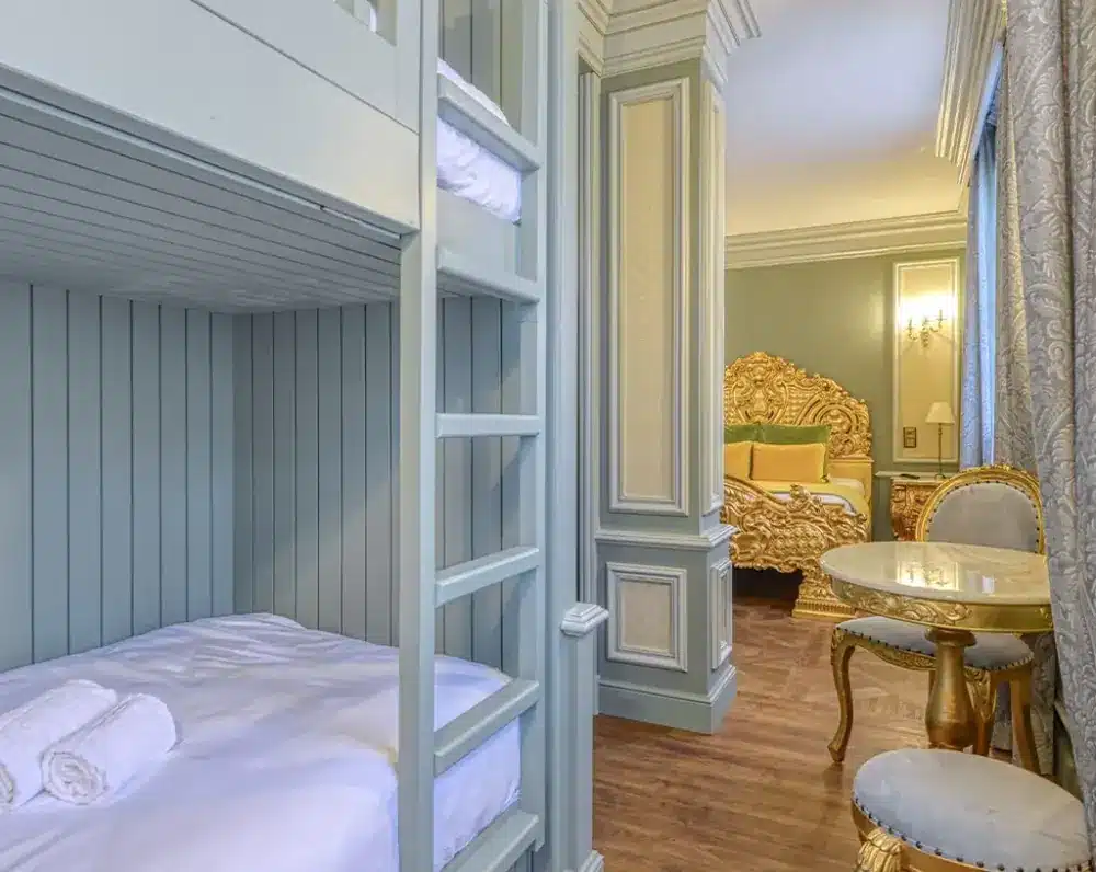 Lits superposés dans la chambre familiale du Grand Siècle