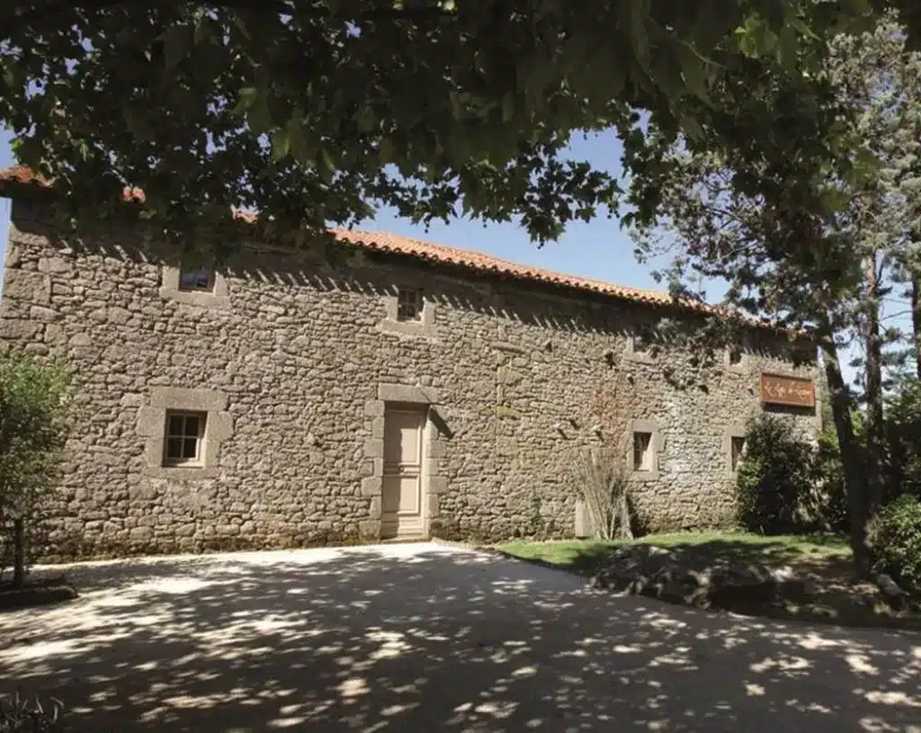 Vue d’ensemble de la façade du Logis de Lescure au Puy du Fou